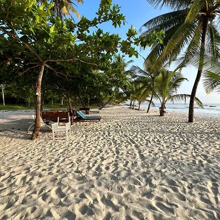 Waves And Wanderlust-Diani Beach Exterior photo